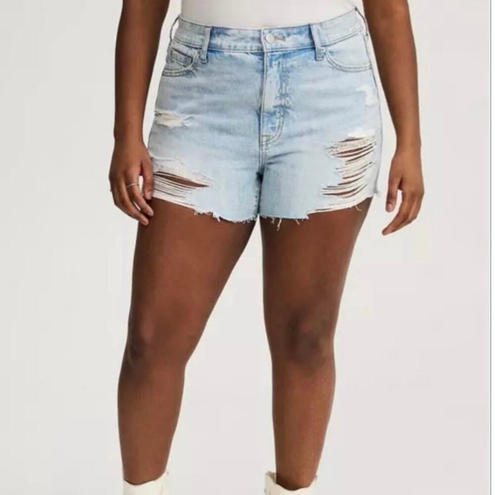 Torrid 3.5 inch high rise short distressed Jean shorts cutoff light wash size 24